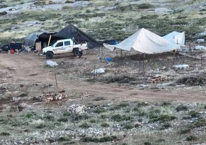 مستوطنون ينصبون خيمة على أراضي قرية دير أبو مشعل شمال غرب رام الله