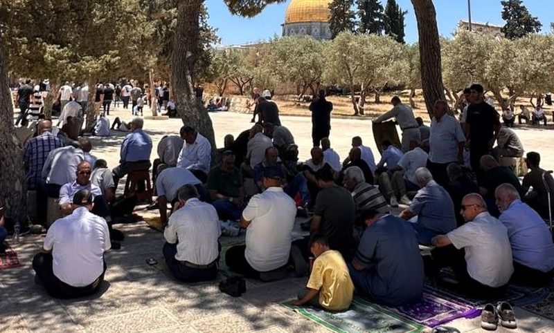 65 ألفا يؤدون صلاة الجمعة في المسجد الأقصى المبارك
