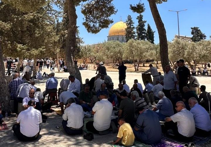 65 ألفا يؤدون صلاة الجمعة في المسجد الأقصى المبارك