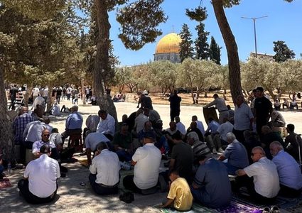 65 ألفا يؤدون صلاة الجمعة في المسجد الأقصى المبارك