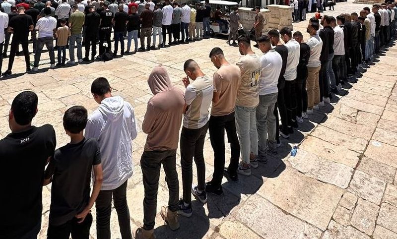 65 ألفا يؤدون صلاة الجمعة في المسجد الأقصى المبارك