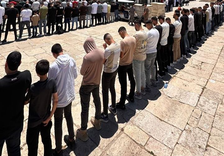 65 ألفا يؤدون صلاة الجمعة في المسجد الأقصى المبارك