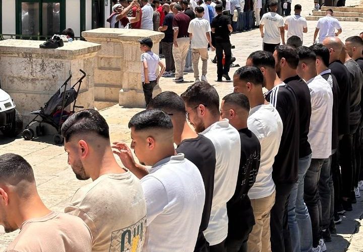 65 ألفا يؤدون صلاة الجمعة في المسجد الأقصى المبارك