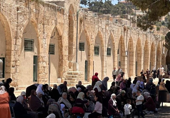 65 ألفا يؤدون صلاة الجمعة في المسجد الأقصى المبارك