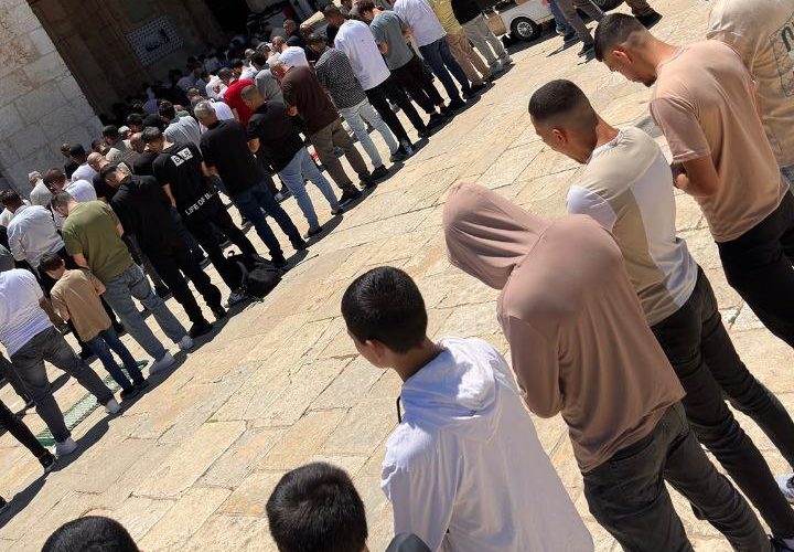 65 ألفا يؤدون صلاة الجمعة في المسجد الأقصى المبارك