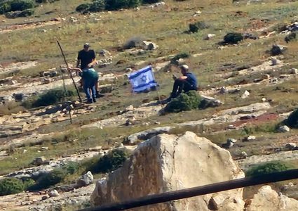 مستعمرون ينصبون خيمة قرب منازل المواطنين في ام صفا