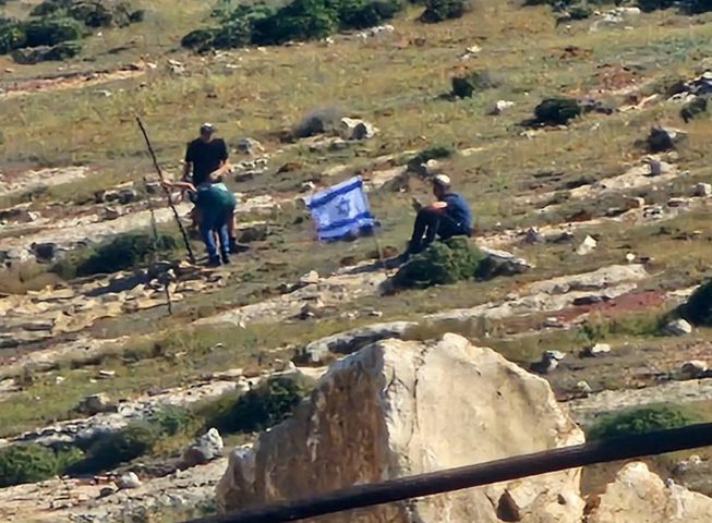 مستعمرون ينصبون خيمة قرب منازل المواطنين في ام صفا