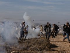 مستوطنون يحرقون أراضي ومركبات ويعتدون على منازل في جيت شرق قلقيلية