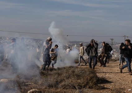 مستوطنون يحرقون أراضي ومركبات ويعتدون على منازل في جيت شرق قلقيلية