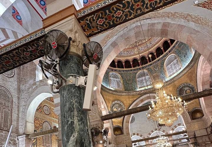 #صور | من أداء صلاة المغرب داخل المصلى القبلي في المسجد الأقصى المبارك.
