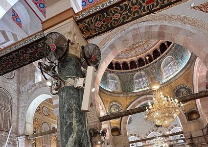 #صور | من أداء صلاة المغرب داخل المصلى القبلي في المسجد الأقصى المبارك.