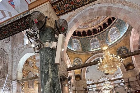 صور | من أداء صلاة المغرب داخل المصلى القبلي في المسجد الأقصى المبارك