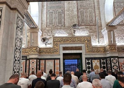 #صور | من أداء صلاة المغرب داخل المصلى القبلي في المسجد الأقصى المبارك.
