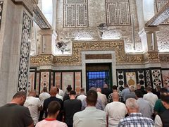 #صور | من أداء صلاة المغرب داخل المصلى القبلي في المسجد الأقصى المبارك.