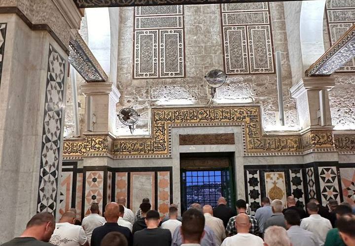 #صور | من أداء صلاة المغرب داخل المصلى القبلي في المسجد الأقصى المبارك.