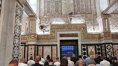 #صور | من أداء صلاة المغرب داخل المصلى القبلي في المسجد الأقصى المبارك.