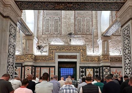 #صور | من أداء صلاة المغرب داخل المصلى القبلي في المسجد الأقصى المبارك.