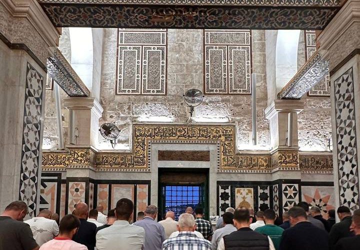 #صور | من أداء صلاة المغرب داخل المصلى القبلي في المسجد الأقصى المبارك.