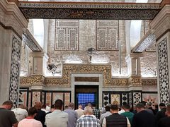 #صور | من أداء صلاة المغرب داخل المصلى القبلي في المسجد الأقصى المبارك.