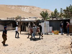 مستوطنون يعتدون على مزارعين ببلدة سنجل ويحطمون مركبة في عين يبرود
