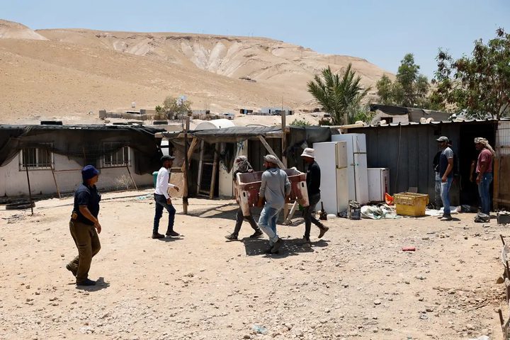 مستوطنون يعتدون على مزارعين ببلدة سنجل ويحطمون مركبة في عين يبرود