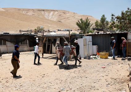 مستوطنون يعتدون على مزارعين ببلدة سنجل ويحطمون مركبة في عين يبرود