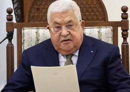 الرئيس عباس يتسلم التقرير السنوي لصندوق الاستثمار الفلسطيني لعام 2025