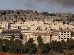 محافظة القدس: مخطط الاحتلال لإقامة مجمع تعليمي بكفر عقب هدفه تقويض الأونروا