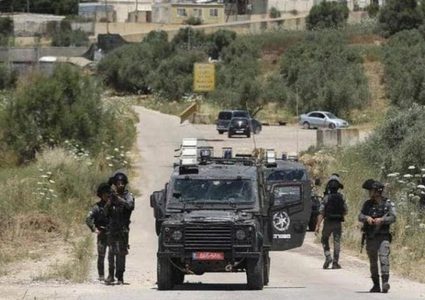 الاحتلال يقتحم نعلين غرب رام الله ويداهم محال تجارية