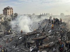 شهيد ومصابون في قصف الاحتلال محيط مدرسة بمخيم النصيرات