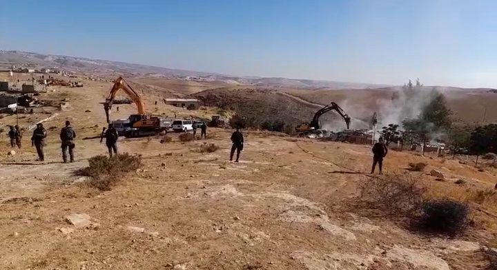 الاحتلال يهدم منازل وبركسات في يطا جنوب الخليل