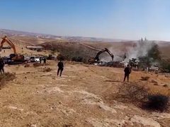 الاحتلال يهدم منازل وبركسات في يطا جنوب الخليل