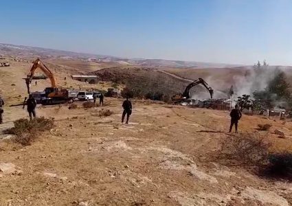 الاحتلال يهدم منازل وبركسات في يطا جنوب الخليل