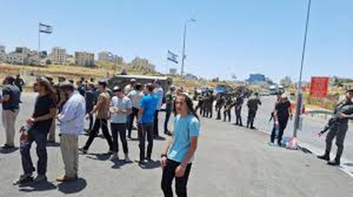 مستوطنون يهاجمون مركبات المواطنين بين رمون ودير دبوان شرق رام الله