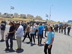 مستوطنون يهاجمون مركبات المواطنين بين رمون ودير دبوان شرق رام الله