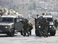 إصابة طفلة والاحتلال يواصل إغلاق بلدة المغير شرق رام الله