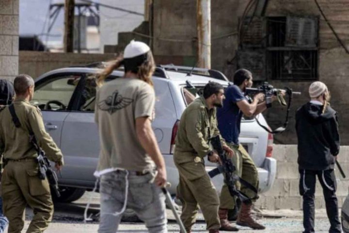 المستوطنون يقتحمون محيط منازل المواطنين في بروقين غرب سلفيت