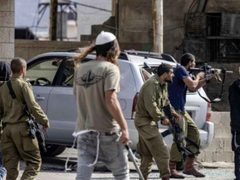 المستوطنون يقتحمون محيط منازل المواطنين في بروقين غرب سلفيت