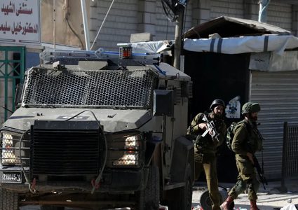 الاحتلال يقتحم منازل في السواحرة الشرقية ويعتدي على المواطنين ويصادر هواتفهم