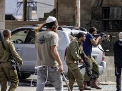 مستوطنون ينصبون "كرافانات" إضافية على قمة جبل صبيح في بيتا جنوب نابلس