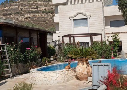 الاحتلال يخطر بهدم "فيلا" في برقة شمال غرب نابلس