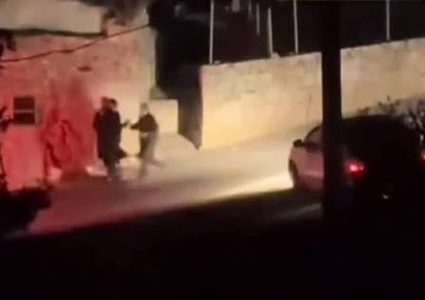 مستوطنون يهاجمون منزلا ويحطمون أربع مركبات في كفل حارس شمال سلفيت