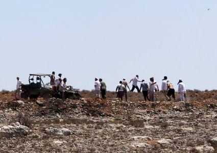 مستوطنون يتلفون عمودا للكهرباء في بيتا جنوب نابلس