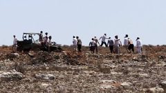 مستوطنون يتلفون عمودا للكهرباء في بيتا جنوب نابلس