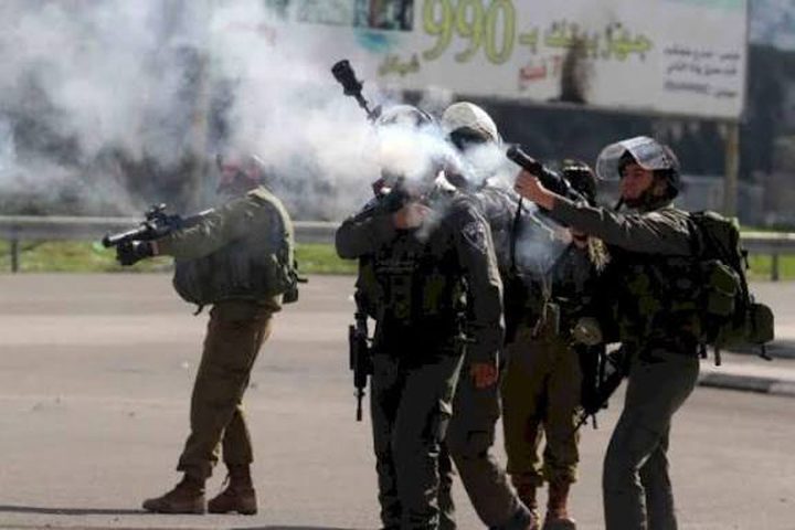 إصابات بالاختناق بالغاز السام خلال اقتحام الاحتلال المغير