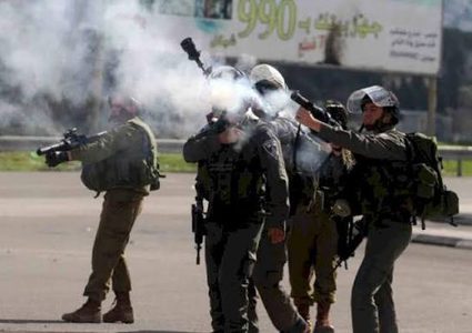 إصابات بالاختناق بالغاز السام خلال اقتحام الاحتلال المغير