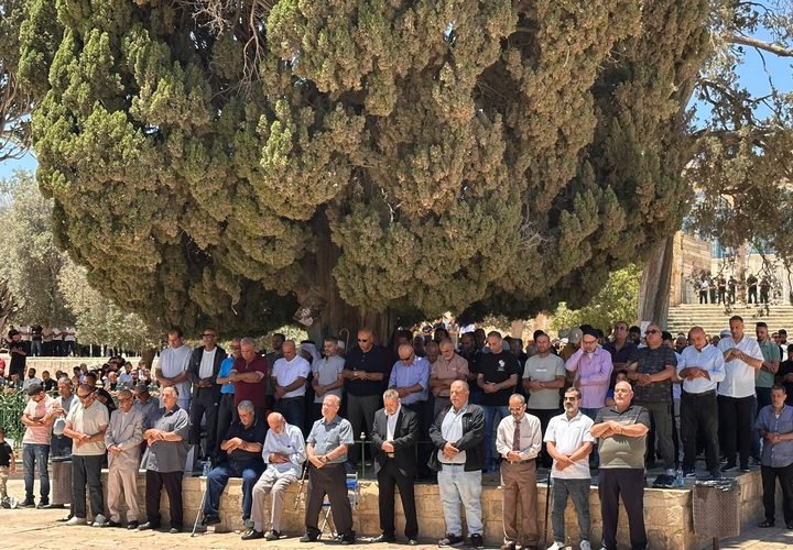 60 ألفا يؤدون صلاة الجمعة في المسجد الأقصى رغم إجراءات الاحتلال