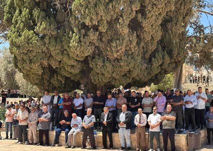 60 ألفا يؤدون صلاة الجمعة في المسجد الأقصى رغم إجراءات الاحتلال