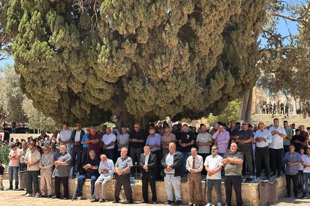 60 ألفا يؤدون صلاة الجمعة في المسجد الأقصى رغم إجراءات الاحتلال