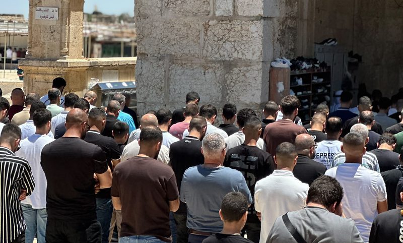 60 ألفا يؤدون صلاة الجمعة في المسجد الأقصى رغم إجراءات الاحتلال